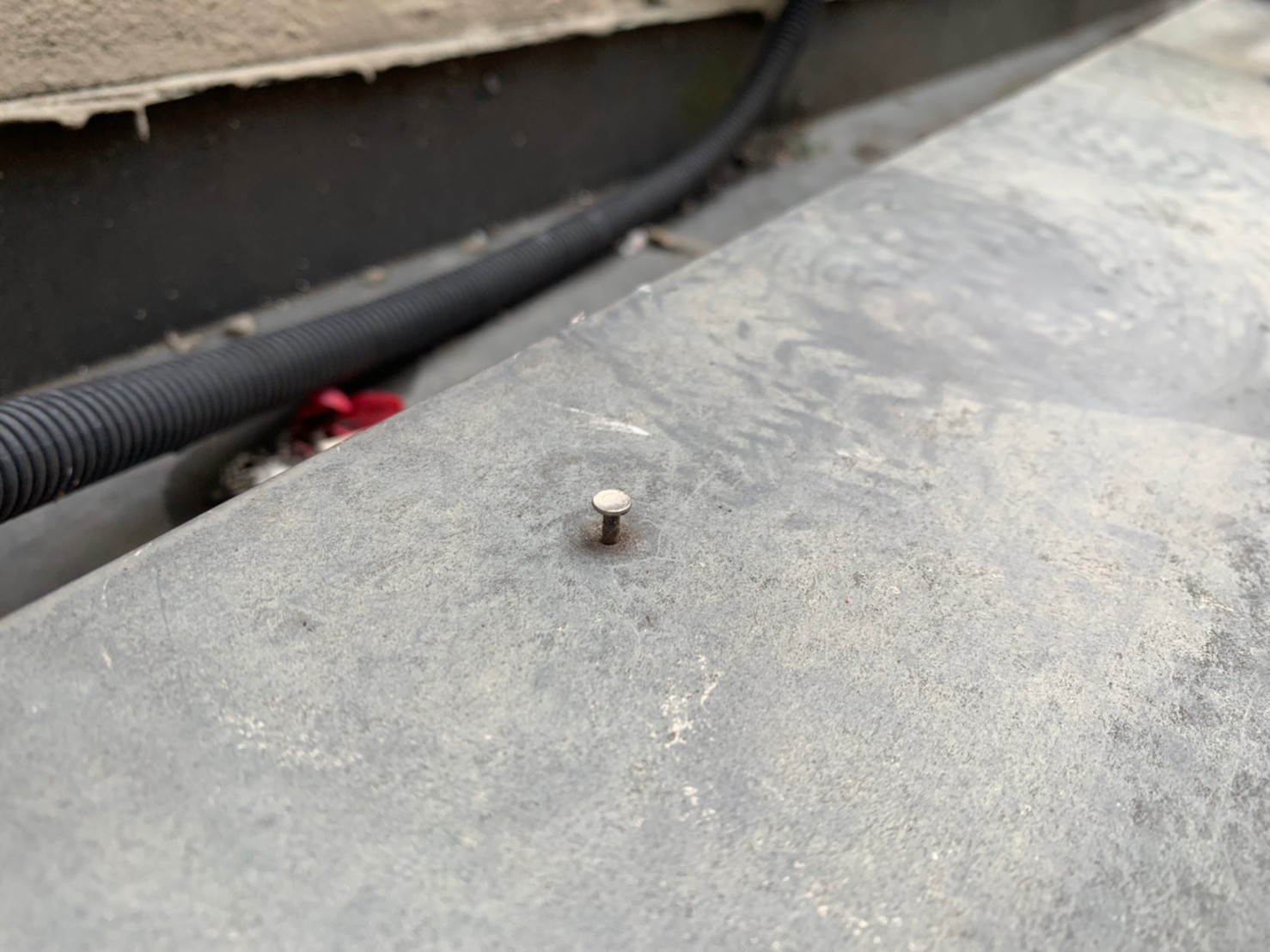 笠木板金釘浮き